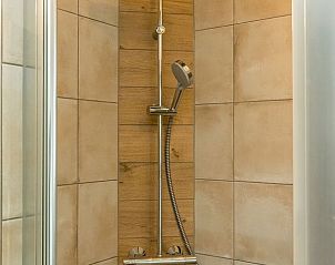 Douche in vakantiehuisje in Oosterend Texel met moderne regendouchekop.