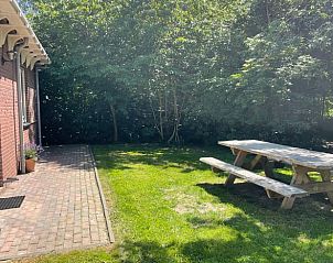 Rustige buitenruimte bij Vakantiehuis in Oosterend Texel, Waddeneilanden, ideaal voor ontspanning.