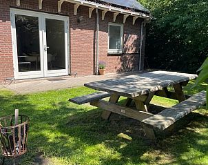 Picknicktafel in de tuin van Vakantiehuis in Oosterend Texel, perfect voor buitenmaaltijden.