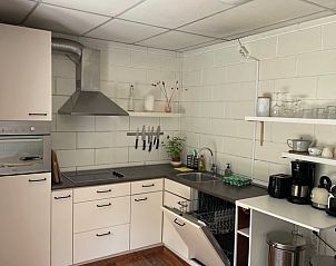 Volledig uitgeruste keuken in Vakantiehuis in Oosterend Texel, ideaal voor culinaire avonturen.