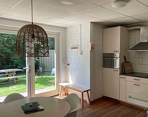 Lichte keuken en eetruimte in Vakantiehuis in Oosterend Texel, Waddeneilanden.