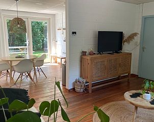 Gezellige woonkamer in Vakantiehuis in Oosterend Texel met houten meubels.