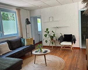 Ruime woonkamer met veel natuurlijk licht in Vakantiehuis in Oosterend Texel.