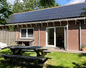 Buitenzijde van Vakantiehuis in Oosterend Texel met zonnige tuin.
