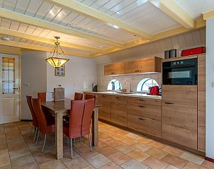 Moderne keuken in Vakantiehuis Oosterend Texel met ruime eethoek, ideaal voor gezellige maaltijden tijdens uw vakantie.