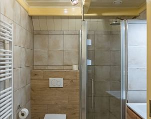 Moderne badkamer in Vakantiehuis Oosterend Texel met douche en toilet, ideaal voor comfort tijdens uw verblijf.