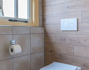 Netjes ingerichte toiletruimte in Vakantiehuis Oosterend Texel, ideaal voor een comfortabel verblijf op de Waddeneilanden.