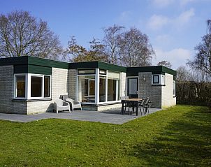 North Sea vacation home in Oosterend, Texel with sunny terrace and comfortable outdoor chairs.