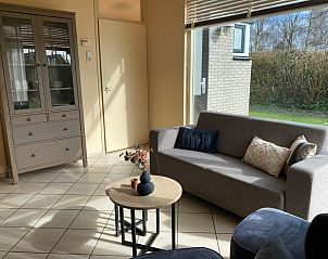 Spacious living room in vacation home Noordzee in Oosterend, Texel overlooking the garden.