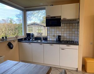 Modern kitchen in vacation home Noordzee in Oosterend, Texel with views of the surroundings.