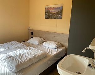 Bedroom in vacation home Noordzee in Oosterend, Texel with double bed and serene atmosphere.