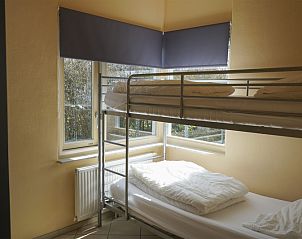 Children's room with bunk beds in vacation home Noordzee in Oosterend, Texel with lots of natural light.