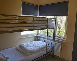 Cozy children's room in vacation home Noordzee in Oosterend, Texel with bunk beds and view.