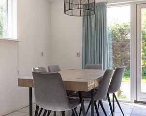 Eethoek in Type I - nr. 59 Mallemok vakantiehuis, Oosterend, Texel, met uitzicht op tuin.