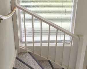 Trap met raam in Type I - nr. 59 Mallemok vakantiehuis, Oosterend, Texel.