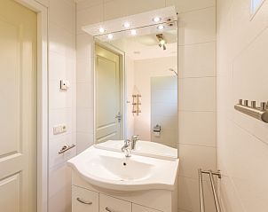 Moderne badkamer van Vakantiehuis de Toes 1 in Oosterend, Texel, met stijlvolle inrichting.