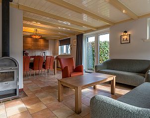 Open keuken en eetkamer in Gouden Rijder vakantiehuis, Oosterend, Texel, met een houtkachel voor extra sfeer.