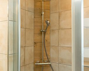 Moderne douche in Gouden Rijder vakantiehuis, Oosterend, Texel, met luxe regendouche.