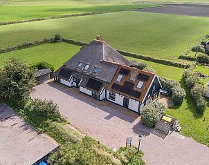 Luchtfoto van Gouden Rijder vakantiehuis, Oosterend, Texel, omgeven door groene velden en natuur.
