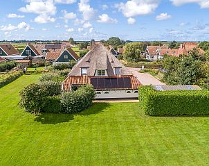 Zijaanzicht van Gouden Rijder vakantiehuis, Oosterend, Texel, met ruime tuin en groene omgeving.
