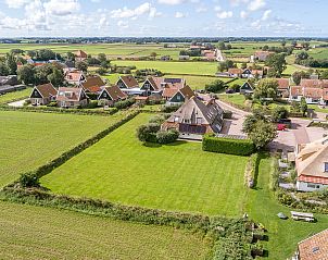 Omgeving van Gouden Rijder vakantiehuis, Oosterend, Texel, met nabijgelegen dorp en weidse landschappen.