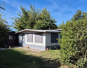 Der Wohnwagen mit Vorzelt in Oosterend, Texel, bietet Ihnen einen entspannten Urlaub inmitten der Natur und der Ruhe auf den Watteninseln.