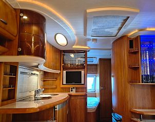 Modern eingerichteter Wohnwagen mit Vorzelt in Oosterend, Texel, Watteninseln mit Luxuskche und komfortablem Schlafzimmer.