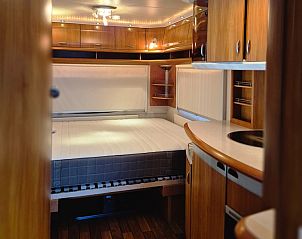 Gemtliches Interieur des Wohnwagens mit Vorzelt in Oosterend, Texel, Watteninseln mit komfortablen Schlafmglichkeiten.