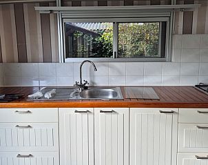 Kche im Wohnwagen mit Vorzelt in Oosterend, Texel. Genieen Sie die moderne Ausstattung in diesem gemtlichen Ferienhaus auf den Watteninseln.