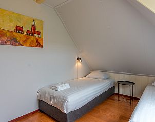 Knusse slaapkamer met twee eenpersoonsbedden in Zilverling vakantiehuis, Oosterend, Texel.