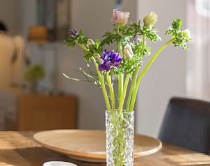 Sfeervolle eetkamer in Type III - nr. 21E Stormmeeuw, vakantiehuis in Oosterend, Texel, voor gezellige maaltijden op de Waddeneilanden.