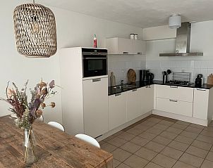 Stijlvolle badkamer in Type II - nr. 47 Koolmees, vakantiehuis Oosterend, Texel met witte tegels en douche.