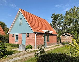 Type II - nr. 79 Zilvermeeuw in Oosterend, Texel biedt een charmant vakantiehuis met rode dakpannen en groene tuin.