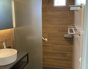 Stijlvolle badkamer in Type II - nr. 79 Zilvermeeuw, vakantiehuis in Oosterend, Texel met moderne douche.