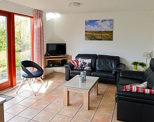 Gemtliches Wohnzimmer des Ferienhauses Typ II+ - Nr. 35 Skor in Oosterend, Texel, Waddeninseln. Gemtliche Sitzecke mit viel Licht.