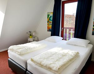 Gerumiges Schlafzimmer mit Doppelbett in Typ II+ - Nr. 35 Skor, Oosterend, Texel, Waddeninseln. Genieen Sie eine erholsame Nachtruhe.