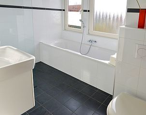 Modernes Badezimmer mit Badewanne in Typ II+ - Ferienhaus Nr. 35 Skor, Oosterend, Texel, Watteninseln. Entspannung und Komfort in einer luxurisen Umgebung.