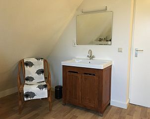 Stijlvolle wastafel in slaapkamer van Type II - nr. 83 Sperwer vakantiehuis, Oosterend, Texel.
