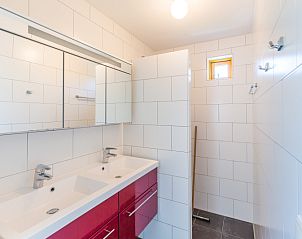 Moderne badkamer met dubbele wastafel in Type I - nr. 55 Marel, vakantiehuis Oosterend Texel.