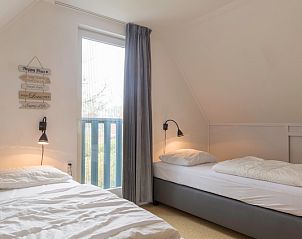 Lichte slaapkamer met balkon in Type I - nr. 55 Marel, vakantiehuis Oosterend Texel.