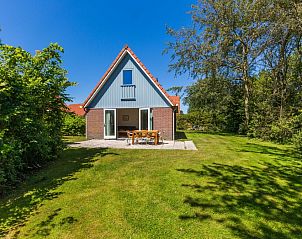Type II - nr. 43 Stormvogel vakantiehuis met terras in Oosterend, Texel omgeven door groene natuur.