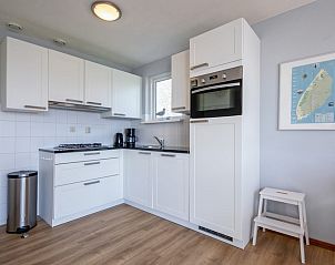 Moderne keuken in vakantiehuis Type II - nr. 43 Stormvogel, Oosterend, Texel met complete uitrusting.