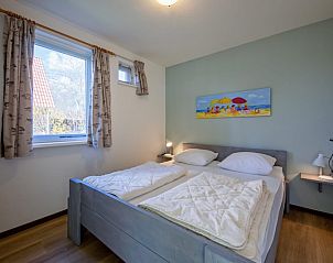 Sfeervolle slaapkamer in Type II - nr. 43 Stormvogel vakantiehuis, Oosterend, Texel met tweepersoonsbed.