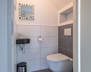 Compacte en nette toiletruimte in Type II - nr. 43 Stormvogel vakantiehuis, Oosterend, Texel.