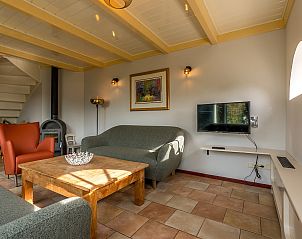 Moderne woonkamer in 13 - Dukaat - allotment, vakantiehuis Oosterend, Texel met houtkachel en flatscreen TV.