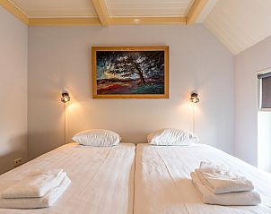 Gezellige slaapkamer met schilderij in 13 - Dukaat - allotment, vakantiehuis Oosterend, Texel, met sfeerverlichting.