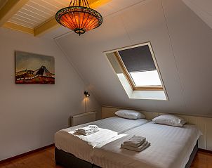 Moderne badkamer in 13 - Dukaat - allotment, vakantiehuis Oosterend, Texel met inloopdouche en houten vloer.