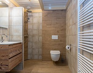 Stijlvolle badkamer met wastafel in 13 - Dukaat - allotment, vakantiehuis Oosterend, Texel, met moderne verlichting.