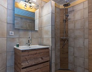 Compacte toilet ruimte in 13 - Dukaat - allotment, vakantiehuis Oosterend, Texel, met houten wandafwerking.