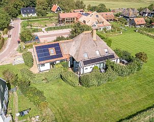Luchtfoto van 13 - Dukaat - allotment, vakantiehuis Oosterend, Texel met dorpszicht en omliggende natuur.